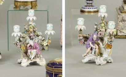 Saxe Paire de candélabres à 3 lumières en porcelaine avec figures allégoriques et...