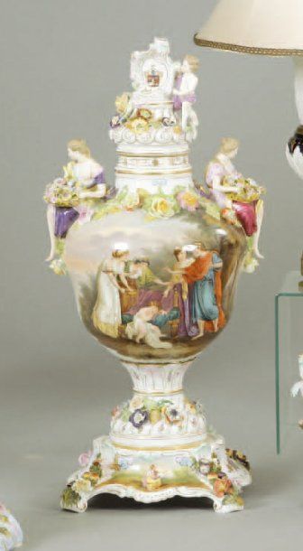 Dresde Vase couvert et son support en porcelaine polychrome - décor central d'une...