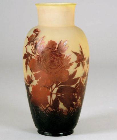 Gallé Important vase à balustre en verre multicouche orangé et jaune - décor dégagé...