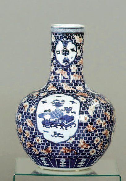 Chine Potiche bombée en porcelaine - décor en réserve de mobilier et objets sur fond...