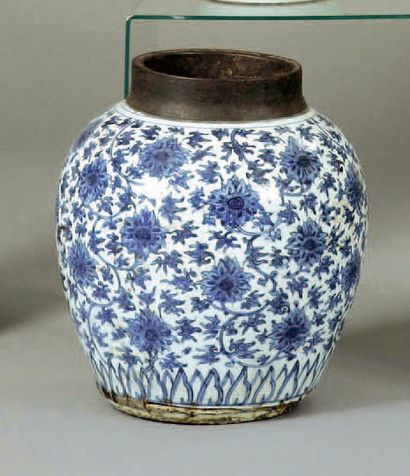 Chine Potiche globulaire en porcelaine décor en bleu et blanc de fleurs et rinceaux...