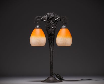  Charles SCHNEIDER (1881-1953) - Lampe de table en verre nuancé, pied en fer forgé... Gazette Drouot