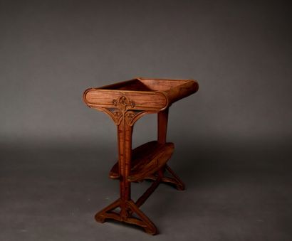  Louis MAJORELLE (1859-1926) attr. à - An Art Nouveau burr walnut veneered table... Gazette Drouot