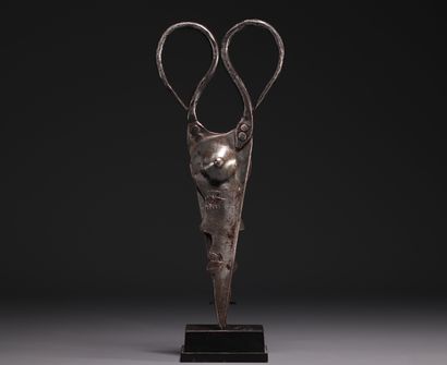  Jean COCTEAU (1889-1963) dans le goût de. - Paire de ciseaux en fer forgé et sculpté.
Poids:... Gazette Drouot