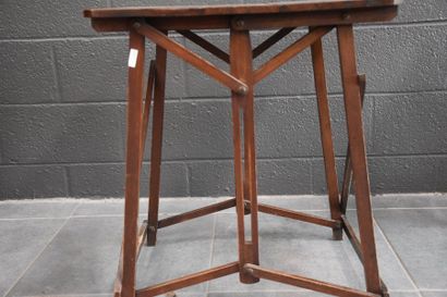null 2 TABLES OF FOLDING WATERCOLORISTS IN MAHOGANY CIRCA 1900 HEIGHTS: 69 AND 62...