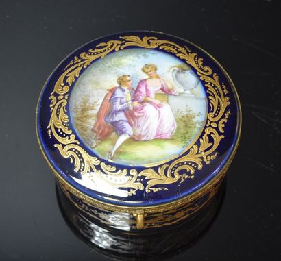 null SEVRES PORCELAIN BOX WITH 1 SEVRES SEAL 1846 HEIGHT 6 CM DIAMETER 14 CM