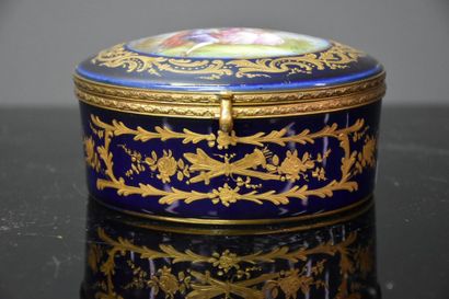 null SEVRES PORCELAIN BOX WITH 1 SEVRES SEAL 1846 HEIGHT 6 CM DIAMETER 14 CM