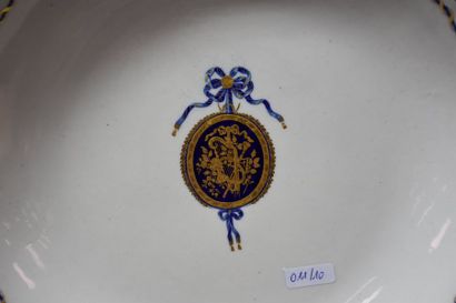 null PLAT EN PORCELAINE DE TOURNAI 18 EME A DECOR BLEU ET OR MEDAILLON A LA LYRRE...