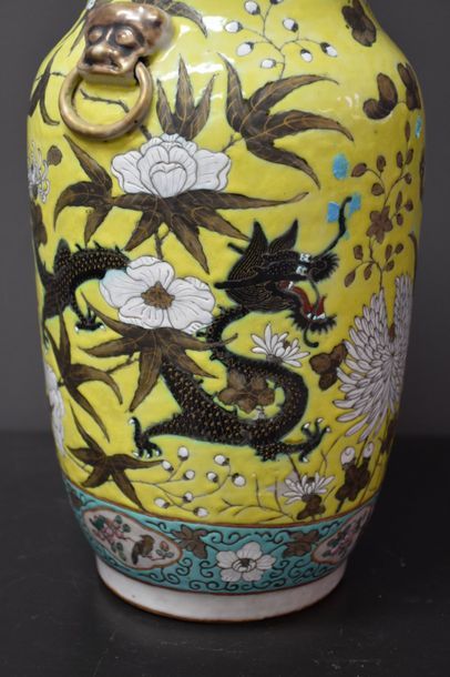 null VASE EN PORCELAINE DE CHINE SUR FOND JAUNE A DECOR DE PHOENIX. EGRENURES AU...