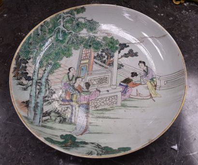 null CHINESE PORCELAIN DISH 19TH CENTURY OF THE GREEN FAMILY WITH WOMEN'S DECORATION...