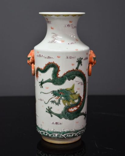 null VASE EN PORCELAINE DE CHINE A DECOR DE DRAGONS H 24 CM