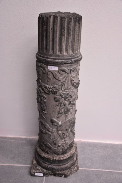 null COLUMN IN STONE OF RENAISSANCE WITH SCULPTED DECORATION OF A SKULL H 57 CM