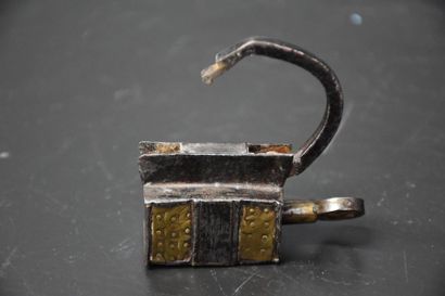 null PETIT CADENAS D'EPOQUE GOTHIQUE EN FER ET CUIVRE DORE. CLE D'ORIGINE LONGEUR...