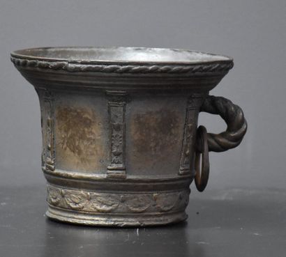 null MORTAR BRONZE Italy EARLY XVI EME WITH DECORATION OF GARLANDS AND COAT OF OWNERS....