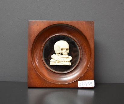 null MEMENTO MORI A LA FRAISE PROFIL EN IVOIRE SCULPTE 19 EME HT 55 CM