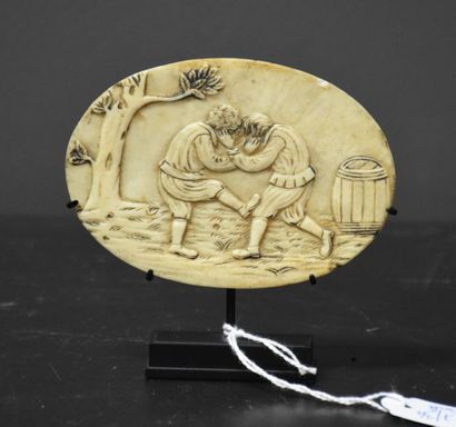 null PLAQUETTE OVALE EN IVOIRE SCULPTEE VERS 1600 SCENE DE RIXE. LONG 9 CM HT 7 CM...