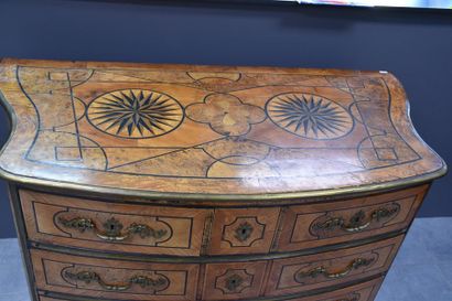  RARE LOUIS XIV PERIOD CHEST OF DRAWERS IN LIEGEOISE WITH ROSACES MARQUETE DECOR
