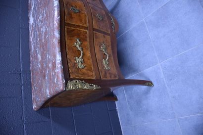 null LOUIS XV STYLE CHEST OF DRAWERS 20TH CENTURY VENEER AND BRONZE CIRCA 1900. HT...