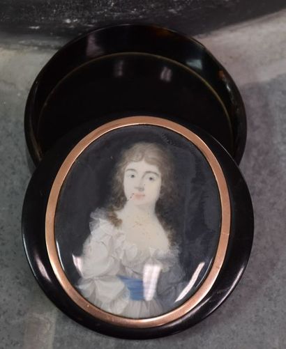 null "SCALE BOX WITH LID DECORATED WITH A MINIATURE OF LADY OF QUALITY. GOLDEN CIRCULATION....
