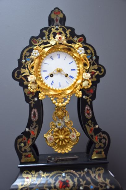 null NAPOLEON III WOODEN CLOCK WITH HT 51 CM BRASS INCRUSTRATIONS UNDER ITS GLASS...