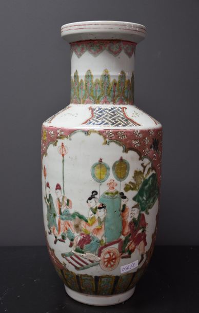 null VASE ROULEAU EN PORCELAINE DE CHINE A DECORS ANIMES DANS DES RESERVES