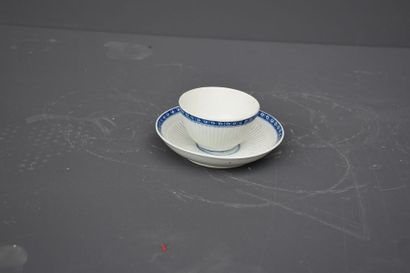 null LOT OF 2 CHINESE PORCELAIN BOWLS 1 WHITE / BLUE 18TH CENTURY AND 1 BEGINNING...