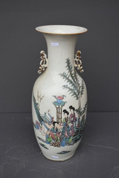 null VASE EN PORCELAINE DE CHINE A DOUBLE DECORS DE DAMES. EPOQUE REPUBLIQUE HAUTEUR...