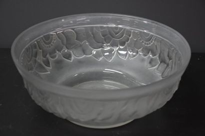 Charles CATTEAU CHARLES CATTEAU (1880-1966). SCAILMONT MOLDED GLASS CUP. SIGNED WITH...