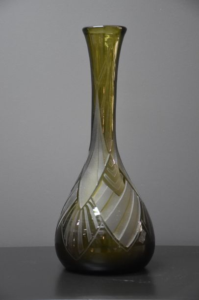 null GLASS VASE WITH SIGNED BY LEGRAS. HT 30 CM