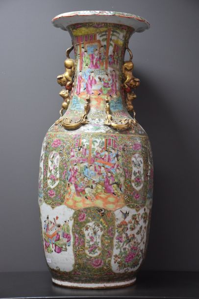 null IMPORTANT PORCELAIN VASE OF CANTON OF CHINA WITH DECORATION IN RESERVES OF ANIMATED...