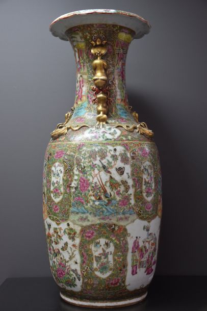 null IMPORTANT VASE EN PORCELAINE DE CHINE DE CANTON A DECOR EN RESERVES DE SCENES...