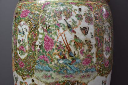 null IMPORTANT PORCELAIN VASE OF CANTON OF CHINA WITH DECORATION IN RESERVES OF ANIMATED...