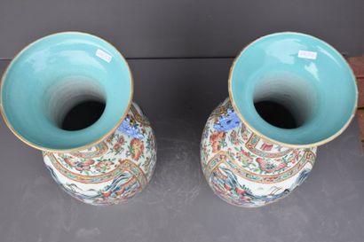 null PAIR OF CHINESE PORCELAIN VASES, 19TH CENTURY, WITH DOUBLE COURTYARD SCENES

HEIGHT...