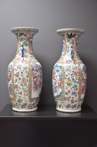 null PAIRE DE VASES EN PORCELAINE DE CANTON CHINE 19 EME SIECLE A DECOR DE DOUBLES...