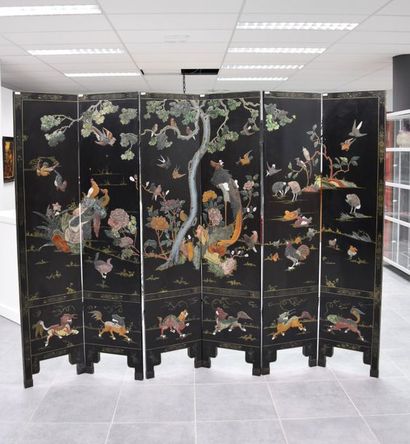 null CHINESE SCREEN IN LACQUER AND HARD STONES WITH ANIME BIRD DECORATION 6 SHEETS....