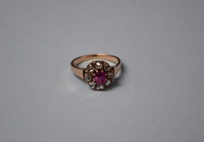 null 18 K GOLD DIAMOND RING AND RUBY 4 GRAMS