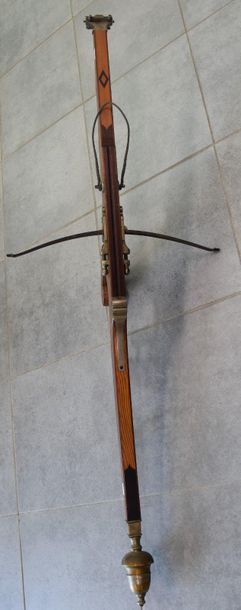 null Large crossbow around 1900. ht 160 cm.