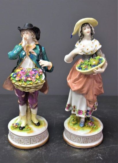 null Couple d'élégants aux paniers garnis . Porcelaine allemande fin XIX ème - début...