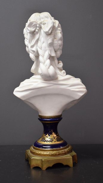 null Bust of Marie Antoinette in white Sèvres biscuit. Base in blue enameled porcelain...