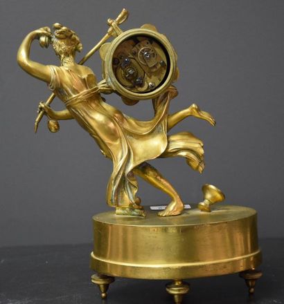 null Petite pendule en bronze doré à sujet néo-classique vers 1815-1820. ht 21 c...