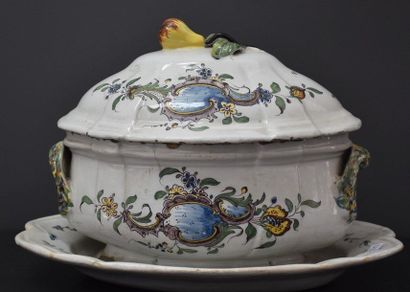 null 18th century French faience tureen with its dish. H 26 cm, Length 33 cm.