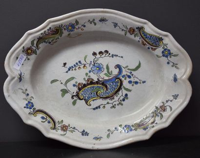 null Soupière en faience française XVIII ème avec son plat. Ht 26 cm, Longueur 33...