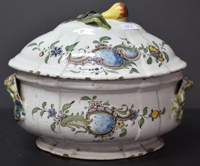 null 18th century French faience tureen with its dish. H 26 cm, Length 33 cm.