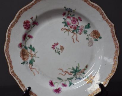 null Assiette en porcelaine de Chine de la Compagnie des Indes XVIII ème festonée...