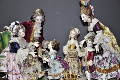 null Important group in German porcelain "the feast of the grandmothers". H 42 cm...