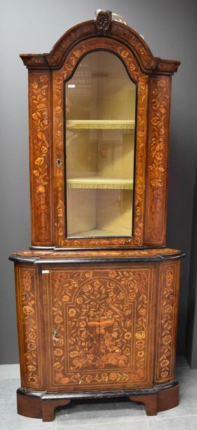 null Corner with double glazed body in marquetry. Dutch work of the XVIII 18th century....