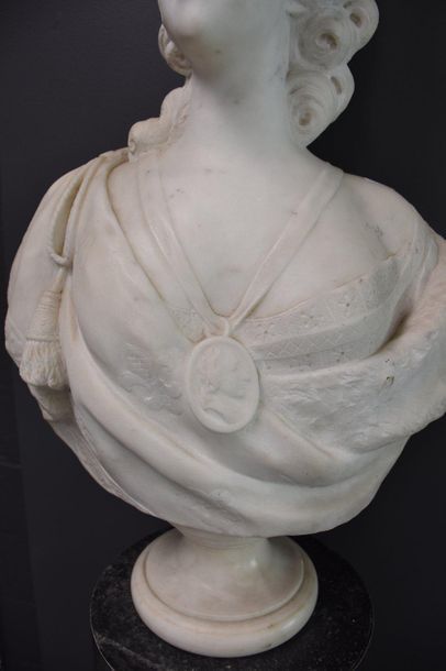 null Important marble bust XIX representing Marie Antoinette. Ht 76 cm.