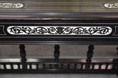 null Table in veneer wood and ivory inlay Napoleon III period Ht 74 cm, Length 130cm,...