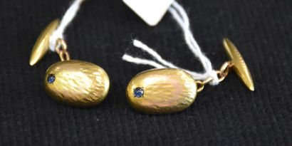 null Pair of 18k gold and sapphire cufflinks, 7.9 g.