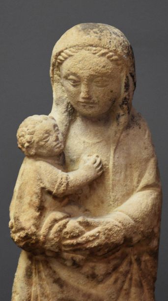 null Little virgin and child in carved stone, probably XIV / XV th century. Ht 25...